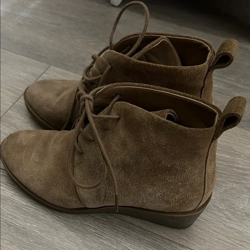 AEROSOLES Women's Tan Suede Ankle Booties